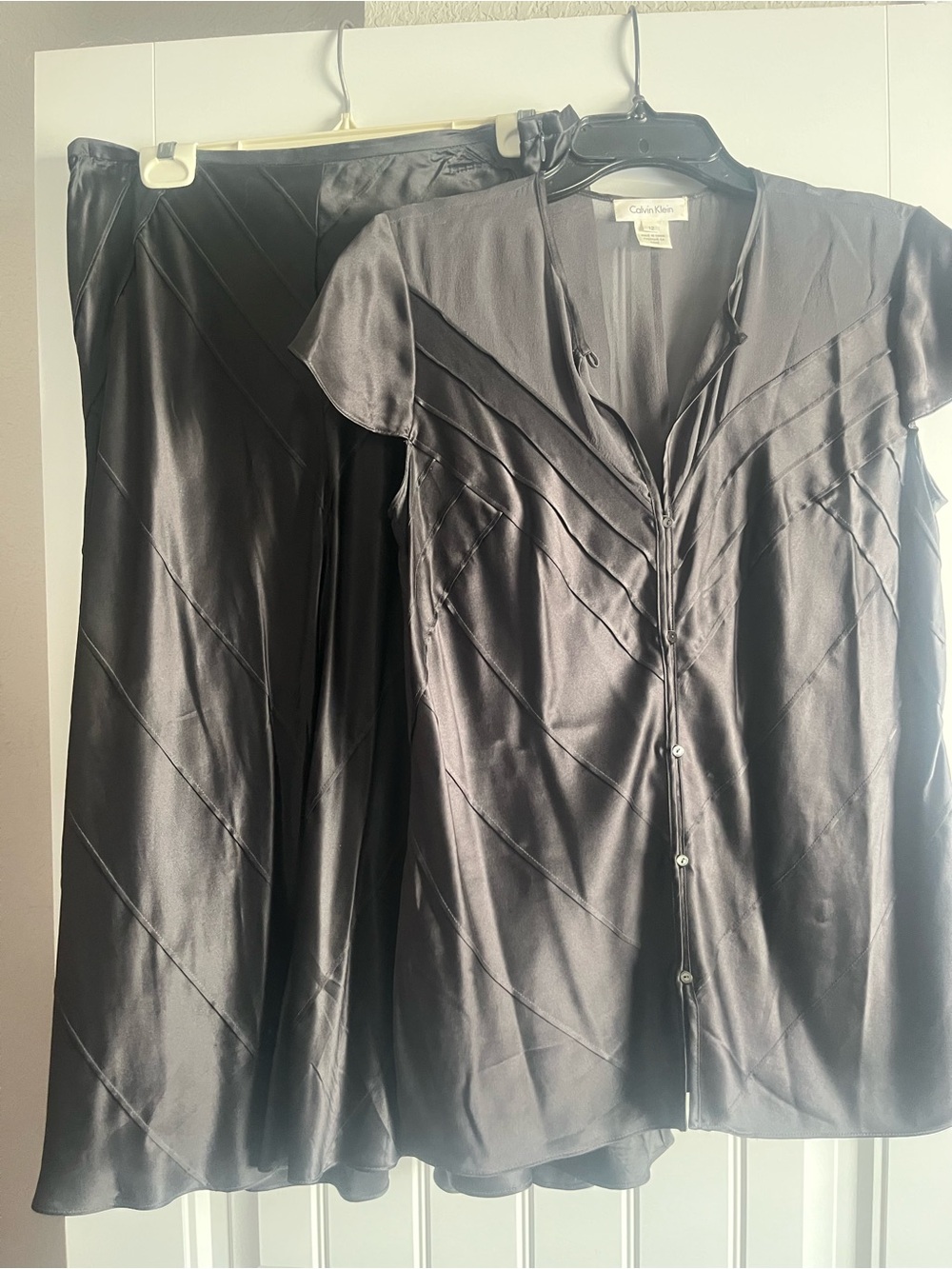 Calvin Klein 100% Silk 2-Piece Skirt Set Grey Pintuck Short Sleeve Size 12